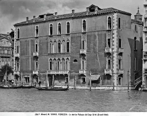 Tendenza: Facciata dello storico Palazzo del Doge Gritti da cui l'edificio prende il nome. Venezia.