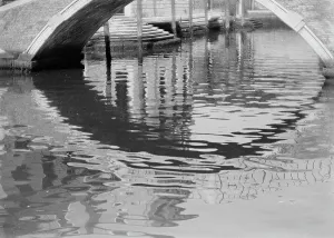 Luci E Ombre Stampe: Ponte e riflesso nell'acqua di un canale di Venezia