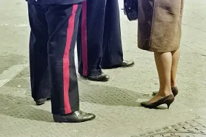 Firenze Stampe: Scarpe di carabinieri e di una donna