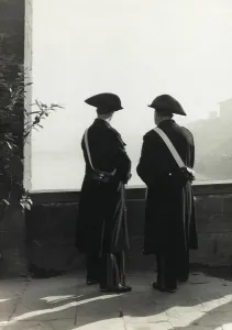 Firenze Stampe: Coppia di carabinieri ritratti di spalle che guardano il fiume Arno