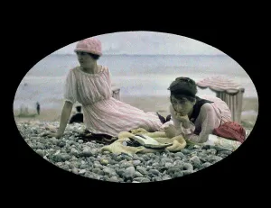 Tendenza: Due donne sedute su una spiaggia