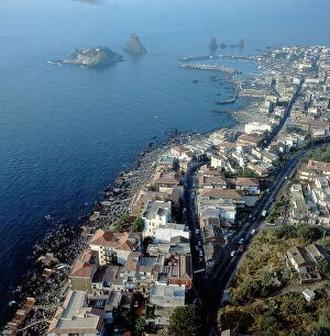 Images Dated 10th December 2007: Aerial view of the Acitrezza: the coast, the town and the Faraglioni