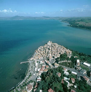 Images Dated 18th December 2007: Aerial view of Anguillara on Lake Bracciano