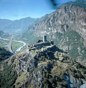 Images Dated 6th December 2007: Aerial view of Graines Castle above Brusson in Valle d'Aosta