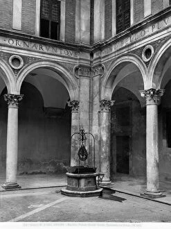 Images Dated 30th April 2009: The well in an angle of the courtyard of the Ducal Palace, Urbino, Marche