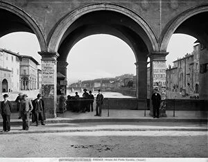 Images Dated 15th September 2010: Animated view of the arches of the Ponte Vecchio in Florence