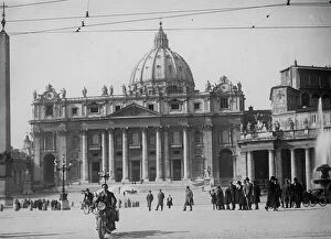 Images Dated 28th September 2009: Animated view of St. Pietro Square in Rome with a man on a motorcycle