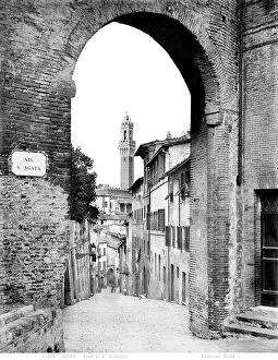 Images Dated 16th October 2007: The Arco di San Giuseppe in Via Sant'Agata, Siena