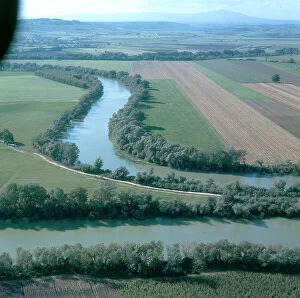Images Dated 18th December 2007: Bend in the Tiber river in the Lazio countryside