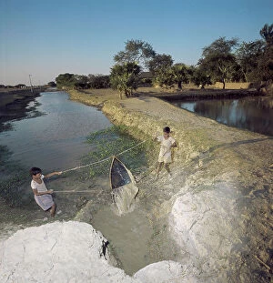 Images Dated 24th May 2007: Bengala, irrigation of fields