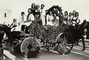Images Dated 29th October 2010: Bengasi: group of Italians on a wagon representing the return from the grape harvest