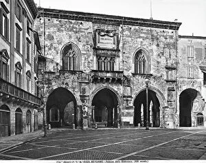 Images Dated 28th December 2012: Biblioteca Civica of Bergamo, Palazzo della Ragione, looking over Piazza Vecchia
