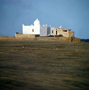 Images Dated 2nd November 2009: Brava. The fishermen's mosque erected on the beach. (In the background an ancient Portuguese)