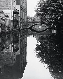 Images Dated 12th September 2003: A bridge on the canals of Bruges