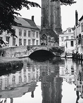 Images Dated 12th September 2003: A bridge on the canals of Bruges
