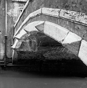 Images Dated 23rd April 2010: A bridge in Venice