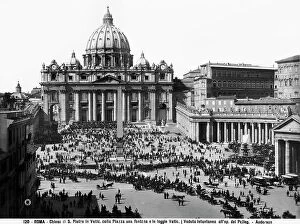 Images Dated 16th December 2010: Busy view of the square in front of the Basilica of St. Peter, located in Vatican City
