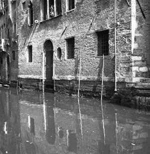 Images Dated 4th May 2010: A canal and a building in Venice