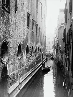 Images Dated 19th June 2009: A canal in Venice