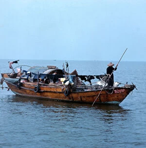 Images Dated 30th October 2009: Canton. Sampan for the fishing of oysters in the bay of Canton