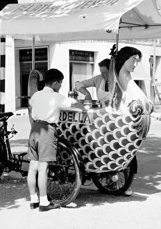 Images Dated 15th September 2009: A child waiting to receive his ice cream from a street vendor, Ravenna