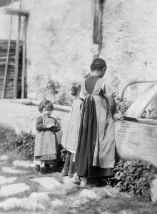 Filles à la fontaine