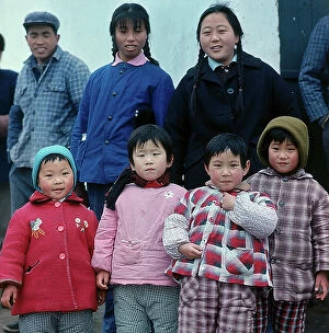 Images Dated 23rd October 2009: The children of the working class district of Huang-Tcheu