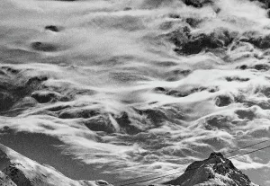 Nubes sobre un paisaje montañoso