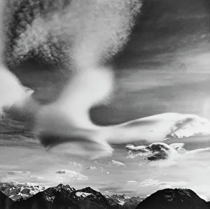 Wolken über einem bergigen Landschaftsraum