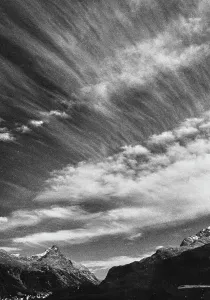 Wolken über einem bergigen Landschaftsraum