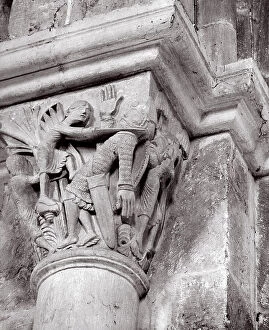 Images Dated 11th September 2003: Column with scene of combat, church of Saint-Madeleine, Vezelay