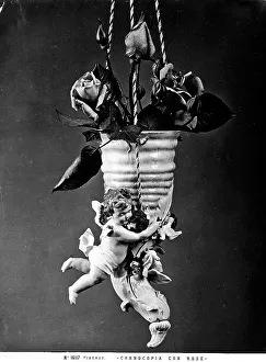 Früchte und Rosen in einem antiken Korbusk.