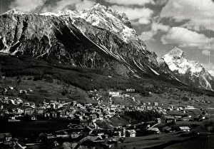 Images Dated 11th June 2009: Cortina d'Ampezzo with Mount Antelao in the background, Belluno
