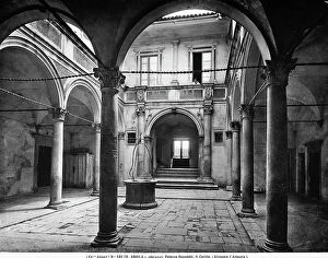 Images Dated 27th April 2012: Courtyard of Palazzo Carli-Benedetti, in L'Aquila, in Abruzzo