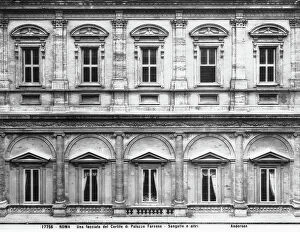 Images Dated 26th July 2006: Courtyard of Palazzo Farnese, Rome