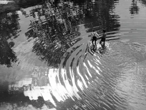Un bateau traversant un fleuve