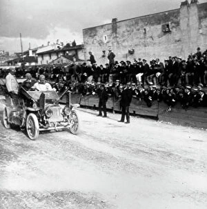 Images Dated 17th March 2009: Crowd of spectators at the first Giro d'Italia of 1909 at the Cascine in Florence