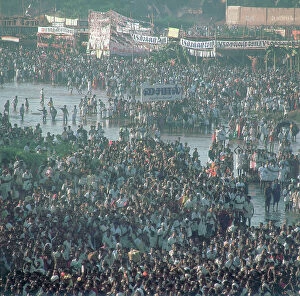 Images Dated 4th June 2007: Crowd of worshippers on the Vaigai river, during the final celebration of the 'Chitra Festival'