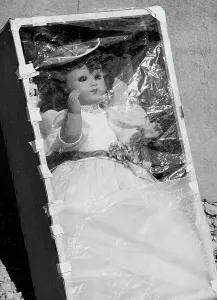 La Poupée dans du Cellophane