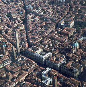 Images Dated 5th July 2007: Downtown and towers, Bologna