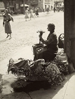 Images Dated 9th October 2008: Elderly woman flower vendor