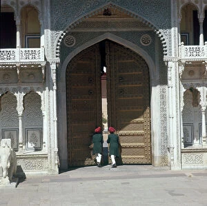 Images Dated 31st May 2007: Entrance to the palace of the Maharajah, Jaipur, state of Rajasthan