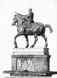 Images Dated 13th April 2010: Equestrian Statue of Erasmo da Narni called as Gattamelata, bronze, side view
