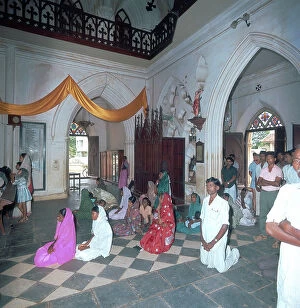 Images Dated 31st May 2007: The faithful praying in St. Thomas Cathedral, Madras
