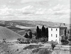 Images Dated 11th April 2011: Farm-house on the road to Volterra, Pontedera