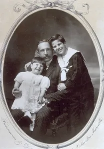 Père avec ses deux enfants.