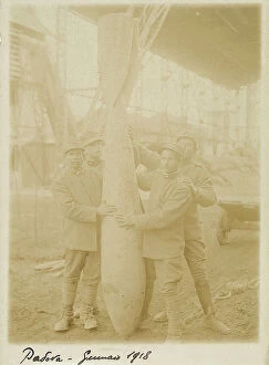 Images Dated 7th April 2010: First World War: portrait of soldiers with an unexploded bomb in Padua