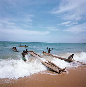 Images Dated 17th November 2008: Fishermen at Mahaballipuram returning from fishing in their distinctive balsa-wood canoes