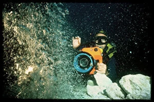 Images Dated 10th June 2008: Flondar Brunelli photographimg Folco Quilici using his underwater Hasselblad SW in Capo Muro di