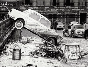 Images Dated 30th January 2009: Florence. An automobile on a balustrade in Via dei Renai after the flood of november 4, 1966